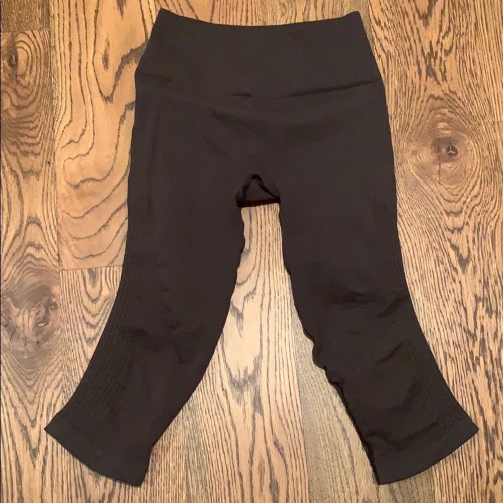 Lululemon black crop pants size 6